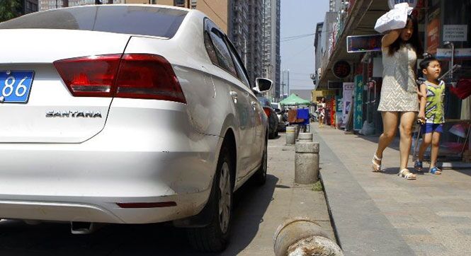 女司机油门当刹车 撞倒男童拖行5米