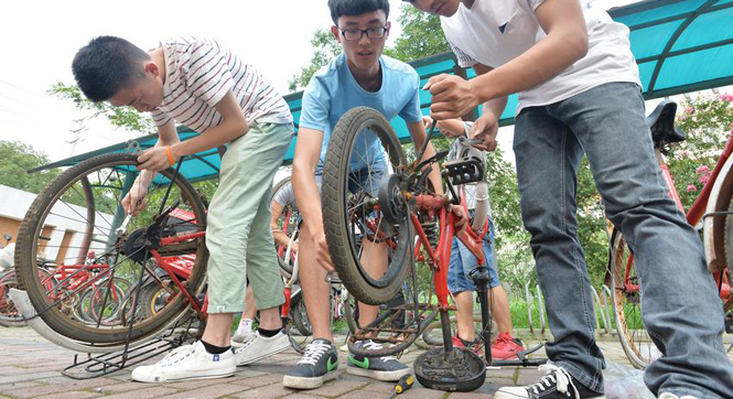 高校欲将废弃自行车卖废品 学生翻新后供全校免费使用