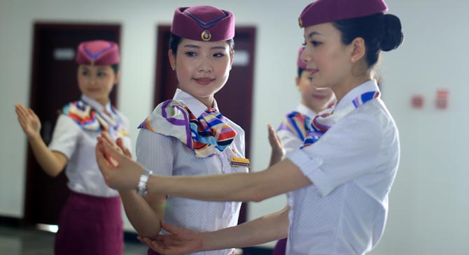 实拍美女&ldquo;动花&rdquo;礼仪训练 鞠躬有三种角度