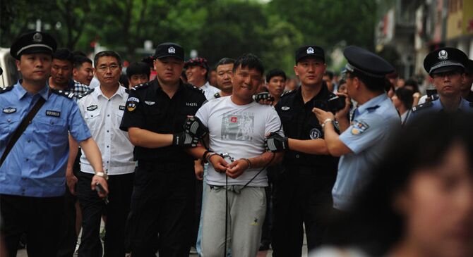 殺害兩少女嫌犯被押回青島指認現場 千人圍觀