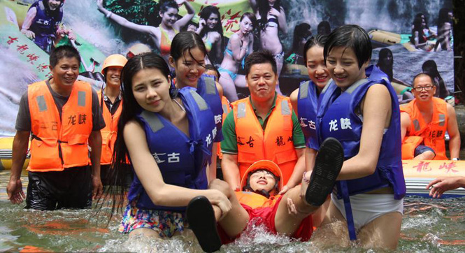 广东美女组建护漂队 可对游客做人工呼吸
