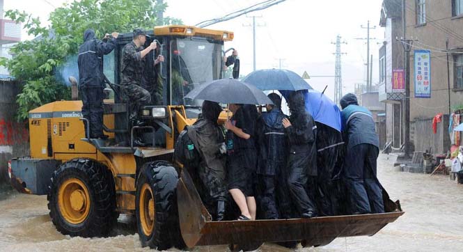 浙江紹興多地被淹 民兵用鏟車轉移民眾