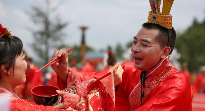 贵阳68对新人身着传统汉服集体举行&ldquo;中华婚礼&rdquo;