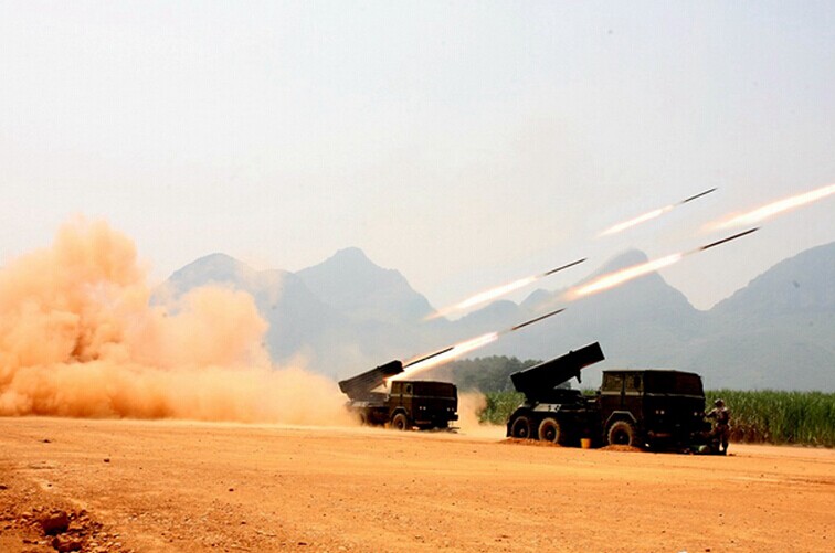 直擊我軍實彈射擊：百發炮彈直撲目標區