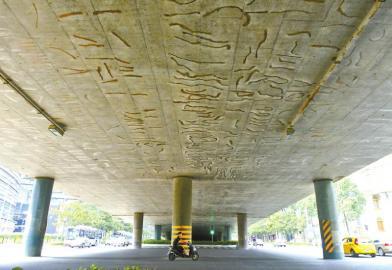 成都一立交桥被曝用胶水糊裂缝 养护方释疑