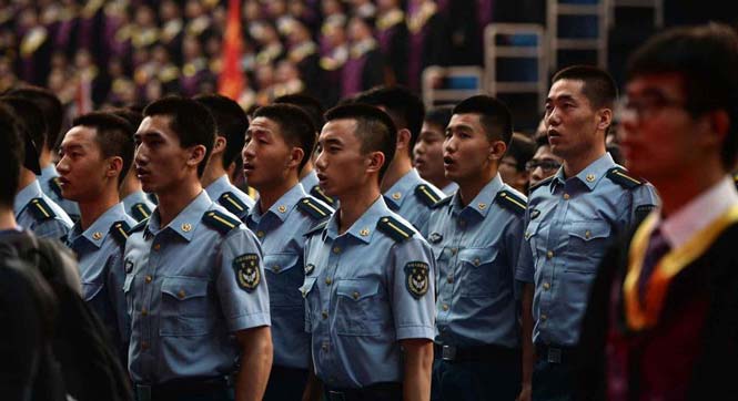 清华大学首批飞行学员班毕业生亮相