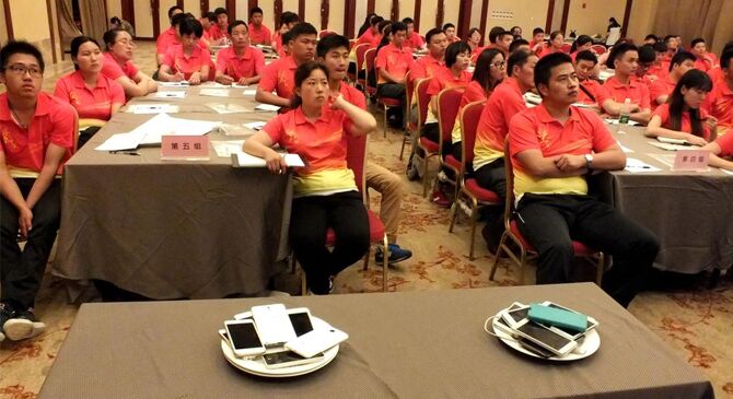 江苏一企业培训课堂出奇招严管&ldquo;低头族&rdquo;