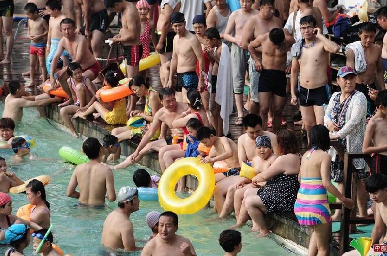 高温来袭 多地浴场游客爆满如&ldquo;下饺子&rdquo;