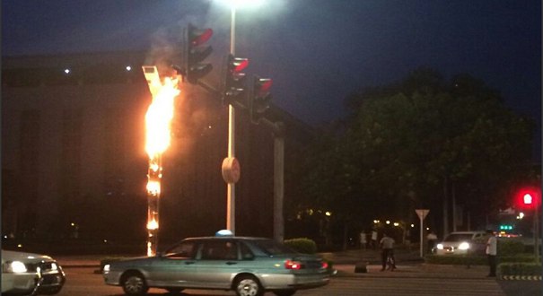 天热自燃？广东东莞市南城一路面灯柱起火（图）