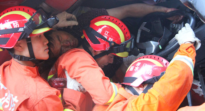 浙江大挂车发生车祸 消防员肩扛受伤司机一小时
