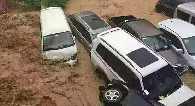 重庆巫溪暴雨引发山洪 多辆车被冲入河中