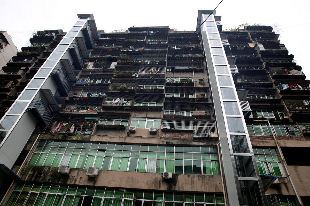 四川12层居民楼无电梯 住户自费120万加装