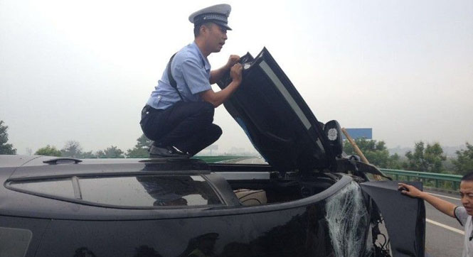 車禍現場：交警陪小男孩説話防其昏迷