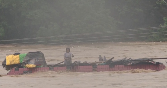 一覺醒來房子淹沒了 爬上房頂逃命
