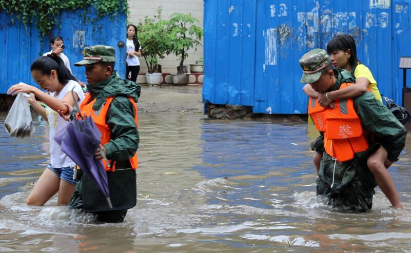 西双版纳发生特大暴雨 武警官兵转移被困民众