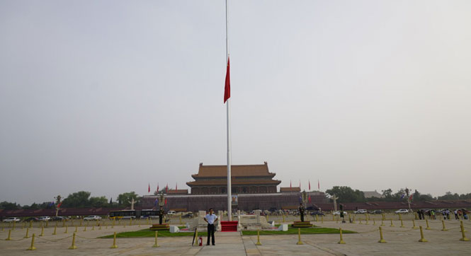 天安门广场两个月内再降半旗 悼念万里同志