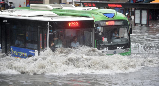 武汉遭暴雨侵袭变&ldquo;汪洋&rdquo; 行车如行船