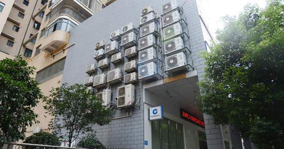 30台空调外机扎推悬挂 墙壁&ldquo;压力山大&rdquo;