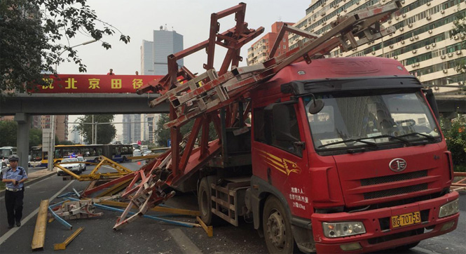 货车超高撞桥致货物散落 早高峰北京东三环爆堵