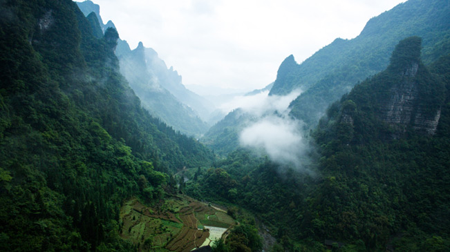 新华网无人机带你俯瞰重庆人迹罕至的美丽深山