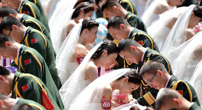 广东：驻粤部队88对新人举行集体婚礼 喜庆建军88周年