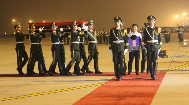 我驻索马里使馆牺牲警卫人员张楠烈士灵柩回国