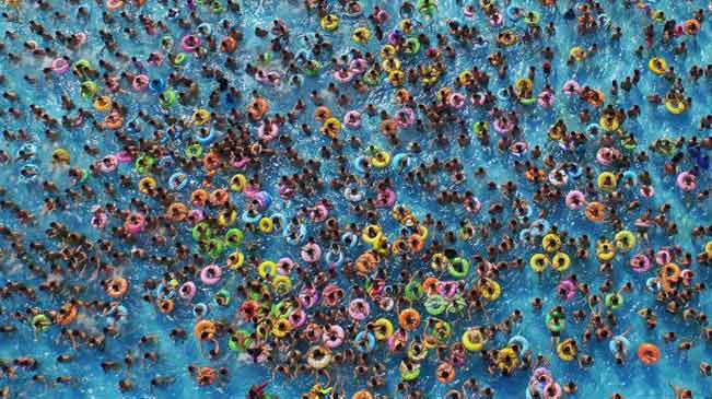 高温逼人 南京市民扎堆戏水&ldquo;爆棚&rdquo;冲浪