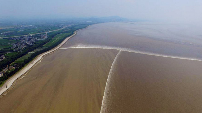 钱塘江现罕见"交叉潮" 场面壮观