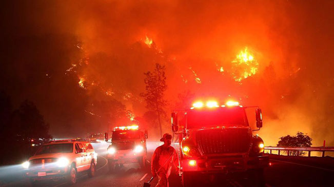 美加州森林大火持续 火光映天