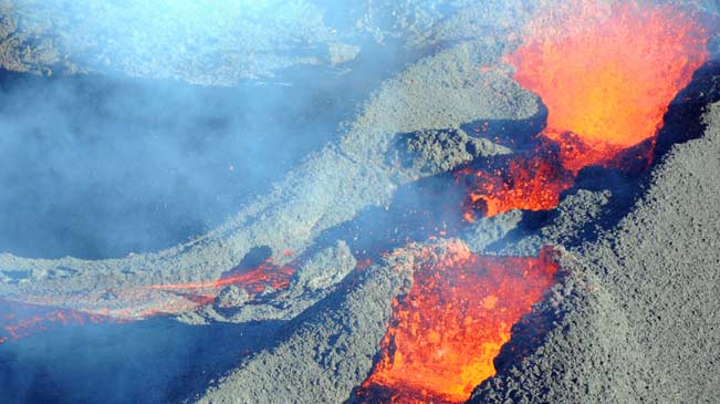航拍：留尼汪岛火山喷发壮观景象