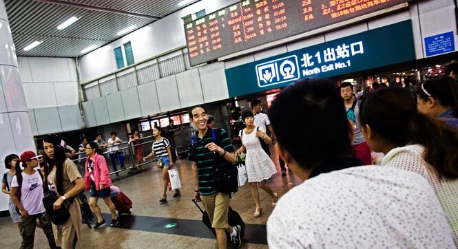 图片故事：父亲来京看望北漂儿子挤一张床