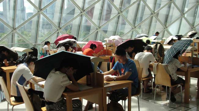 深圳图书馆内太阳暴晒 民众撑伞读书