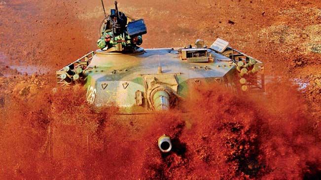 威武唯美！中国坦克装甲车冲锋！