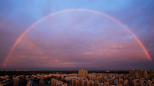 北京雨后现彩虹晚霞 市民齐秀美景