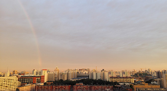 北京雨后现彩虹 晚霞映衬出绚美景色