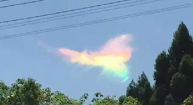 重庆大足惊现七彩祥云 如火凤凰