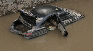 西安大雨 男子疑困车内死亡