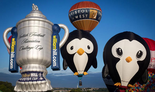 实拍英国热气球节：&ldquo;小黄人&rdquo;&ldquo;小企鹅&rdquo;圆梦飞天