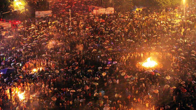凉山彝族国际火把节 万人空巷全民雨中狂欢