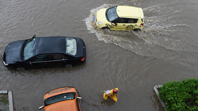 台风&ldquo;苏迪罗&rdquo;肆虐福州 当地干群奋力抗灾
