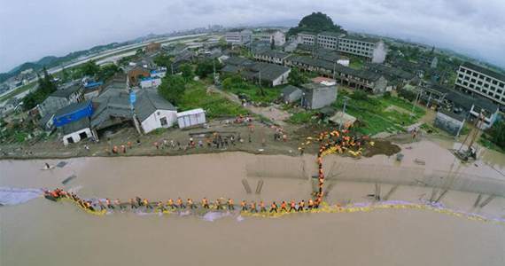 温州遭强降雨 军民合力堵决口