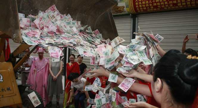 杭州一景区开启&ldquo;打赏旅游&rdquo; 演出结束用铲车铲钱