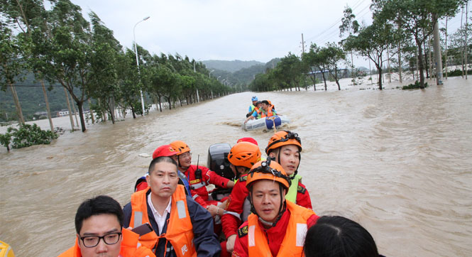 台风&ldquo;苏迪罗&rdquo;致温州多地被淹 官民&ldquo;海&rdquo;上救援