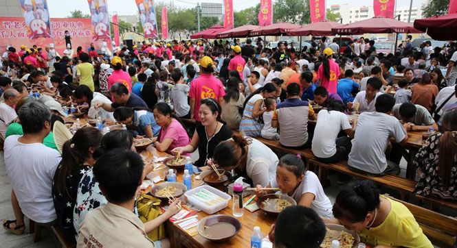 山东一面馆开业邀市民免费吃 现千人齐吃面场景