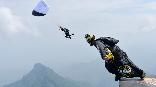 人体极限挑战&ldquo;翼装飞毯&rdquo;天门山震撼上演