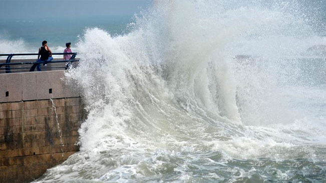 &ldquo;苏迪罗&rdquo;外围发威 游客不顾危险海边观大潮
