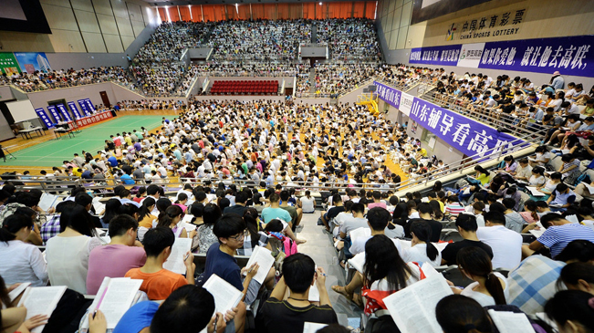 4000考研大军集体上大课挤爆体育馆