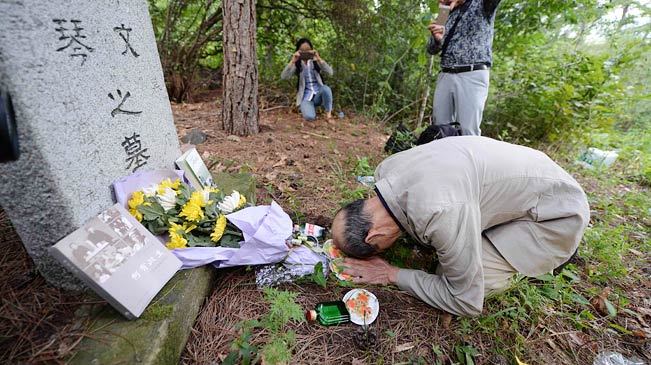 日本73岁二战遗孤回中国祭扫养父母墓