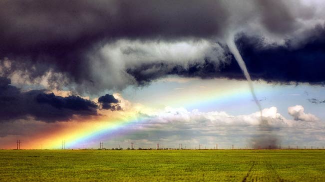 当狂野龙卷风邂逅美丽彩虹：摄影师抓拍罕见奇景