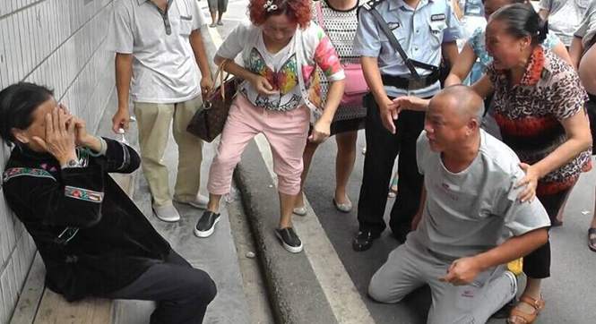 &ldquo;杀人犯&rdquo;坐20年冤狱终判无罪 出狱给母亲下跪